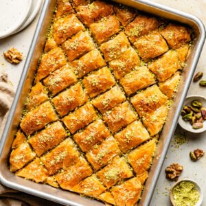 Bakllava Mix – Rollade me kikirik, arra, kadaif dhe rrush të thatë